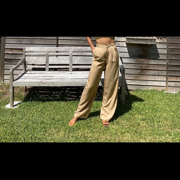 Beautiful texture pants that flow - snatches at waist - Picture 2 of 4